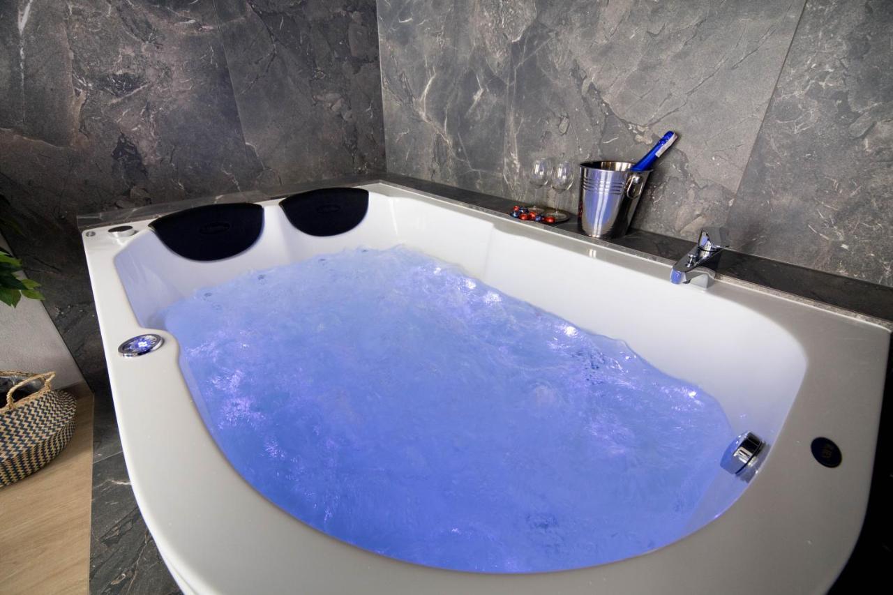 Jacuzzi Apartment Main Square คราคูฟ ภายนอก รูปภาพ