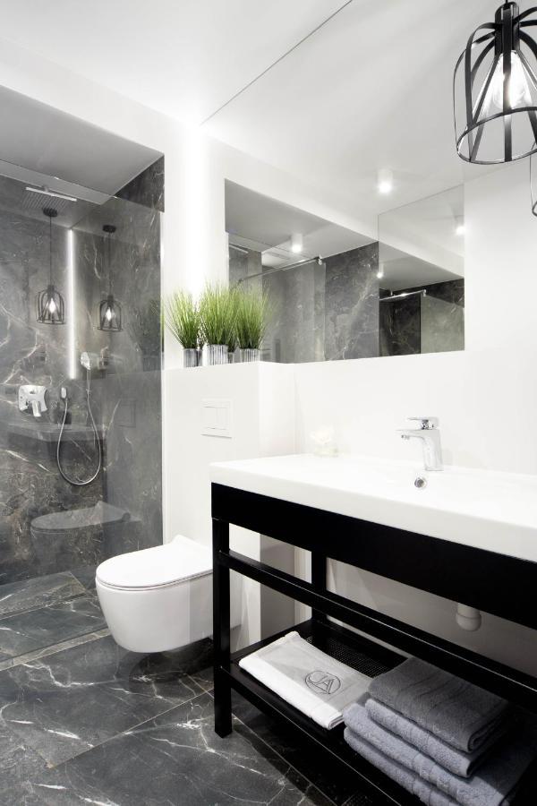 Jacuzzi Apartment Main Square คราคูฟ ภายนอก รูปภาพ