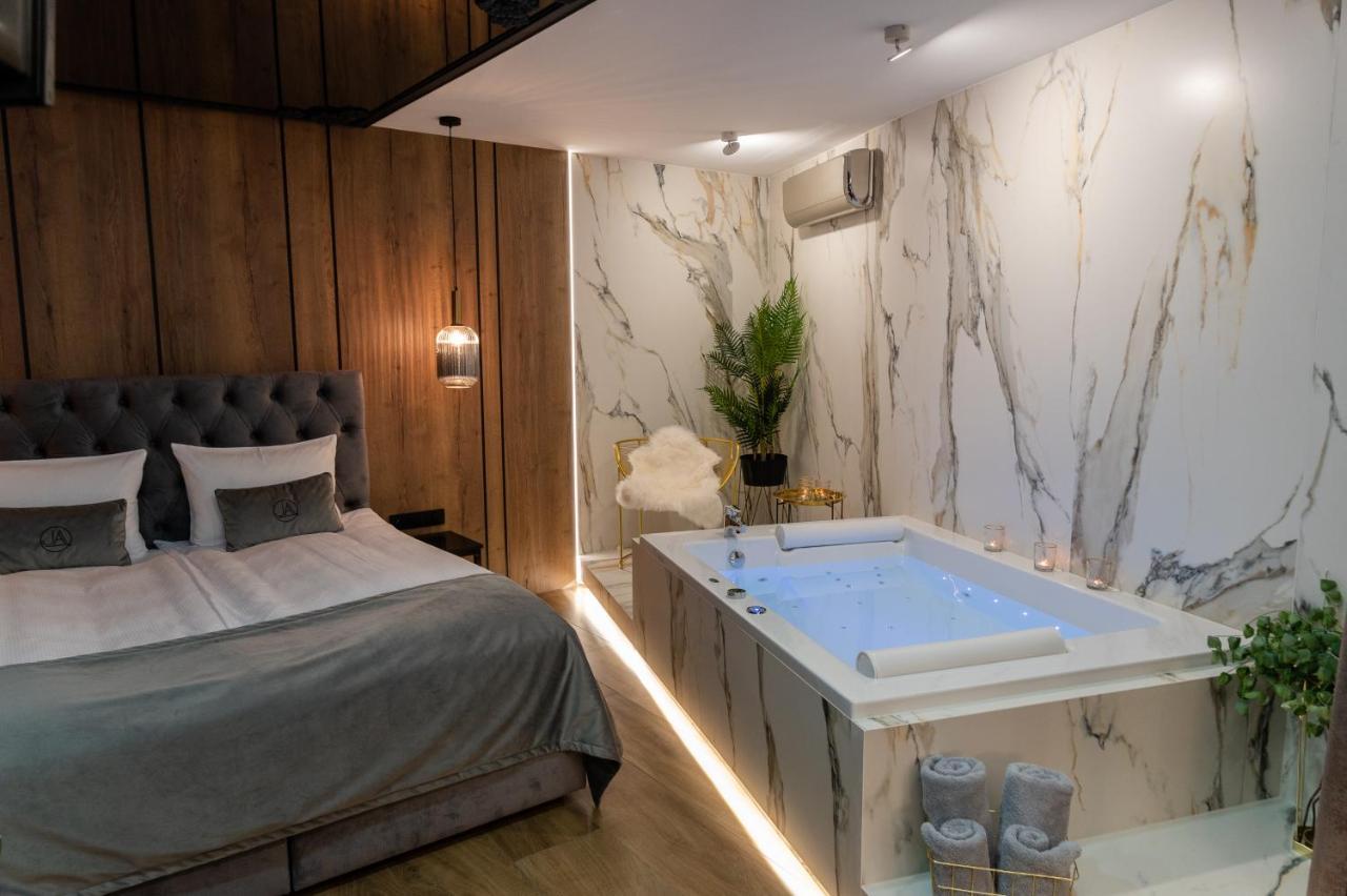 Jacuzzi Apartment Main Square คราคูฟ ภายนอก รูปภาพ