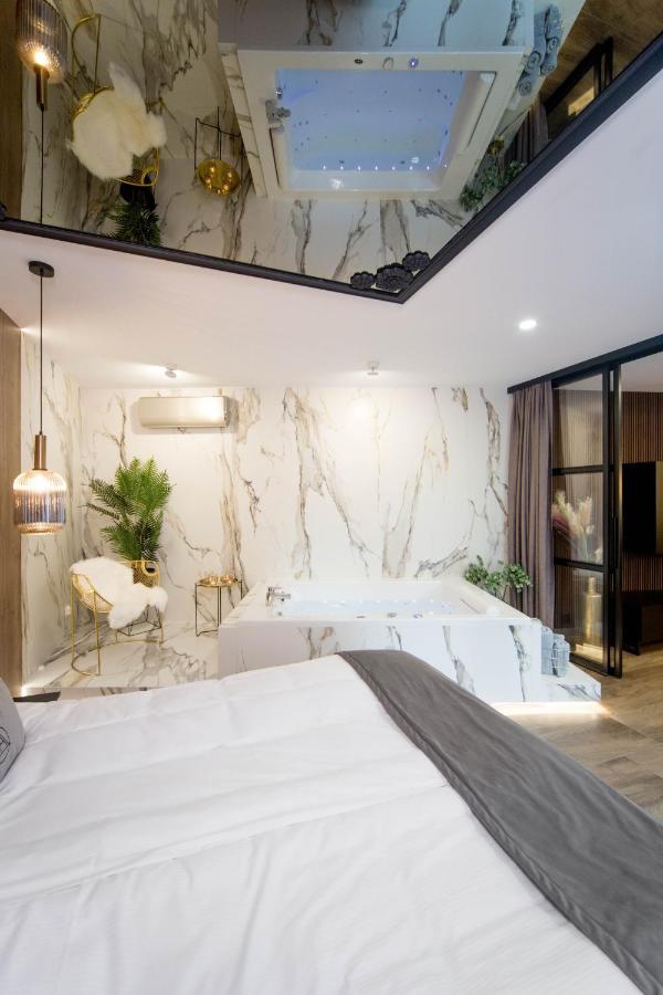 Jacuzzi Apartment Main Square คราคูฟ ภายนอก รูปภาพ