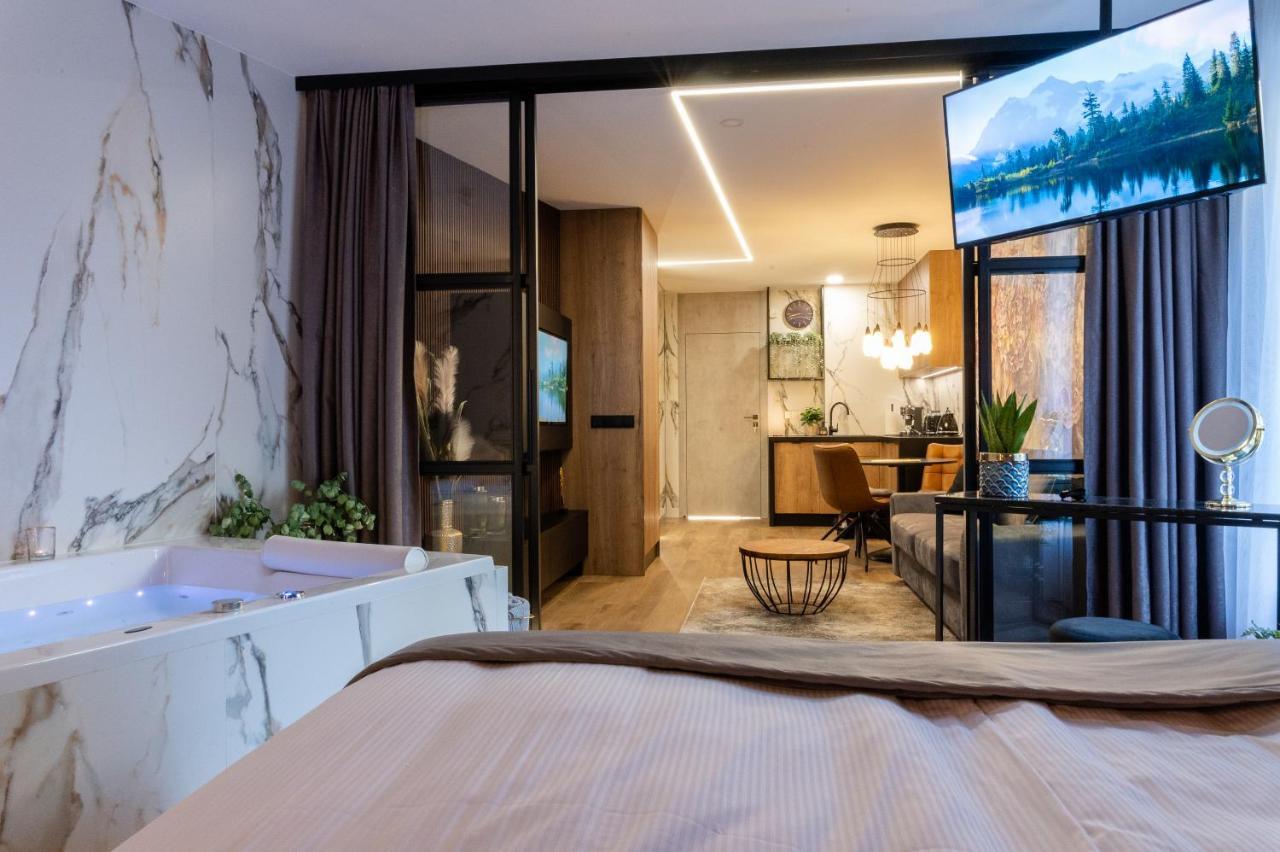 Jacuzzi Apartment Main Square คราคูฟ ภายนอก รูปภาพ
