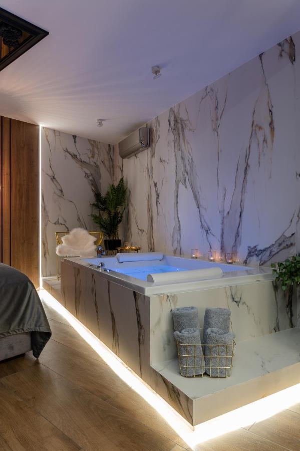 Jacuzzi Apartment Main Square คราคูฟ ภายนอก รูปภาพ
